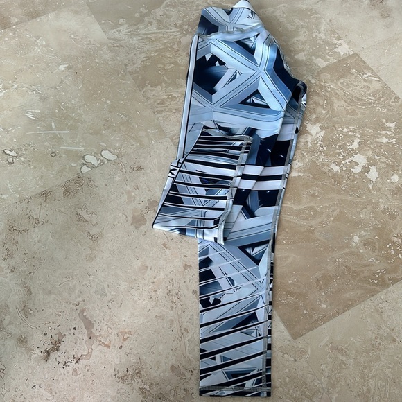 BNNW Training Leggings. - Picture 3 of 5